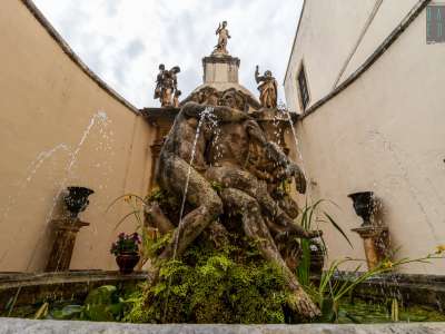 La parte centrale della terrazza � dominata da un�ampia fontana zampillante colma di ninfee, dove troneggia una coppia amoreggiante